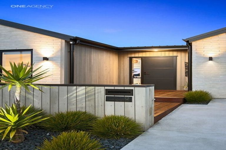 Photo of property in 12 Oakville Close, Rangiora, 7400