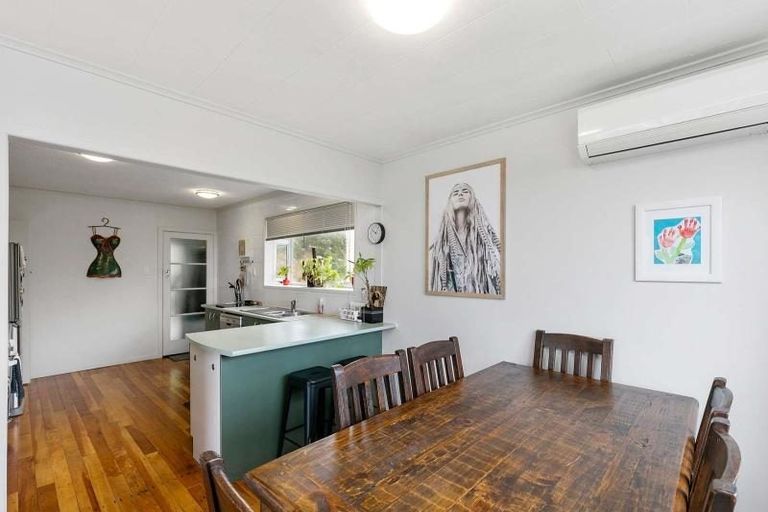 Photo of property in 6 Link Road, Newlands, Wellington, 6037