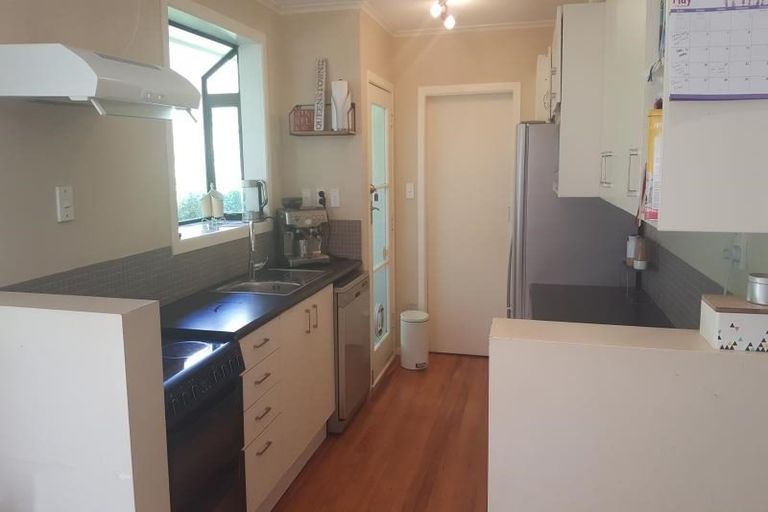 Photo of property in 38 Catherine Crescent, Paparangi, Wellington, 6037