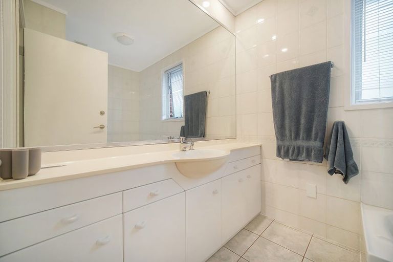 Photo of property in 1/28 Fairdale Place, Birkdale, Auckland, 0626