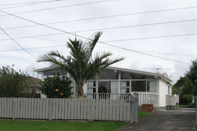 Photo of property in 19 Huruhuru Road, Massey, Auckland, 0614