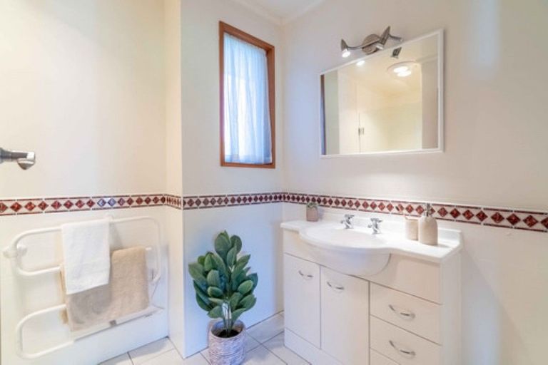 Photo of property in 12 Osborne Street, Riverton/aparima, Riverton, 9822