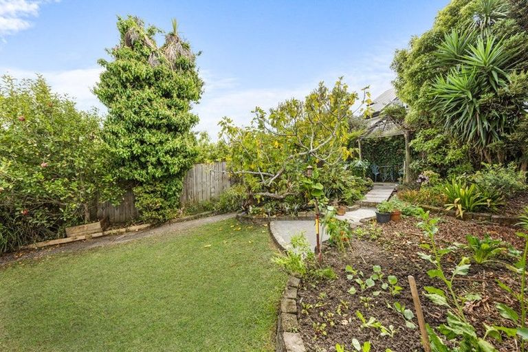 Photo of property in 15 Helleur Road, Massey, Auckland, 0614