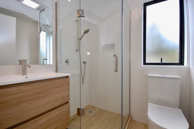 Photo of property in 41d Camelot Place, Glenfield, Auckland, 0629