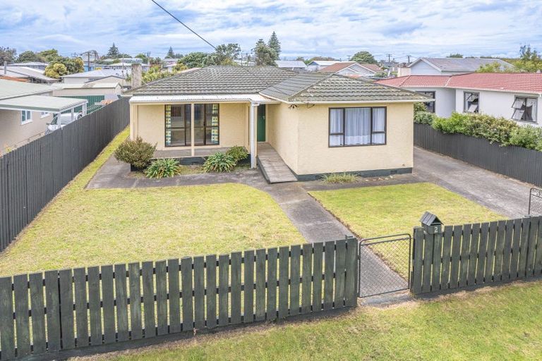 Photo of property in 2 Arawa Place, Castlecliff, Whanganui, 4501