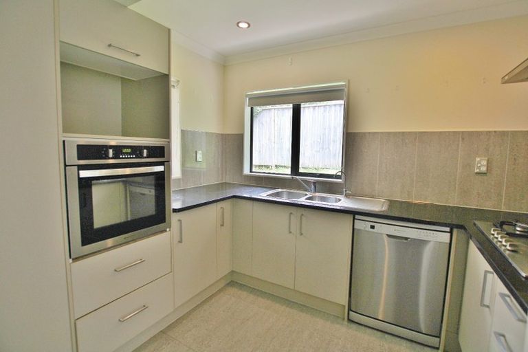 Photo of property in 104 Lake Panorama Drive, Henderson Valley, Auckland, 0612