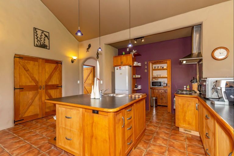 Photo of property in 100 Waihou Road, Levin, 5571