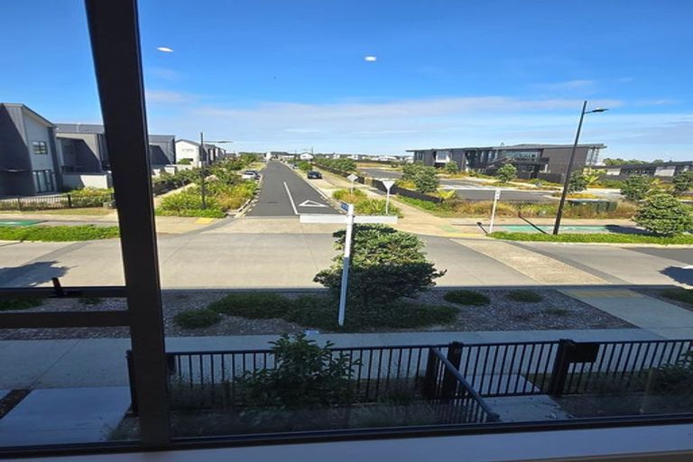 Photo of property in 8 Park Green Avenue, Rosehill, Papakura, 2113
