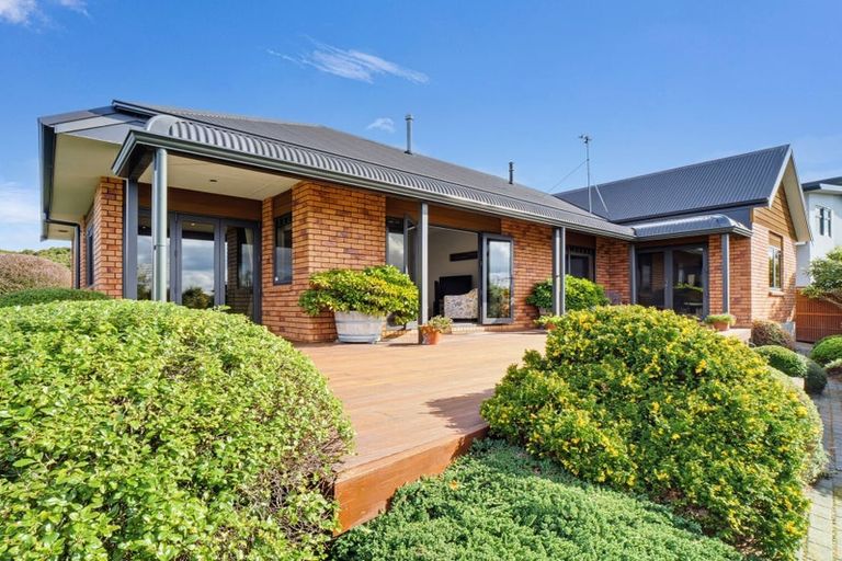 Photo of property in 71 Ruapehu Drive, Fitzherbert, Palmerston North, 4410