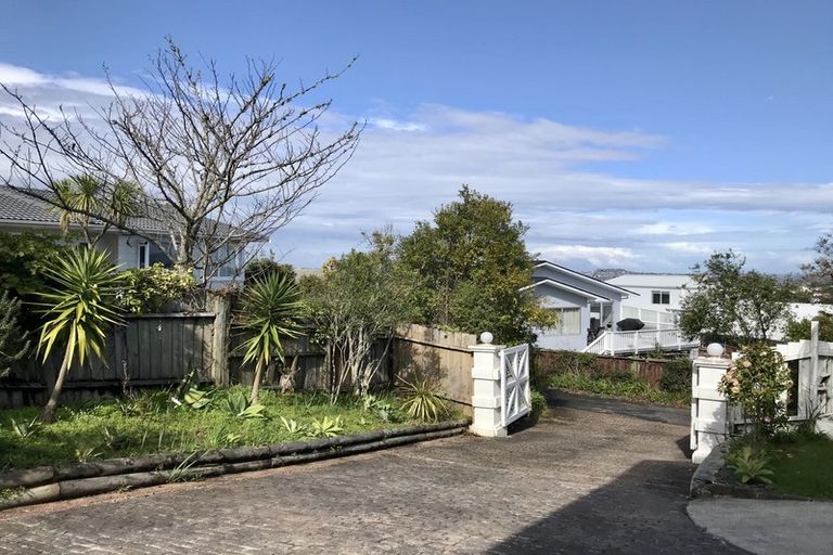 Photo of property in 9 Chelsea View Drive, Chatswood, Auckland, 0626