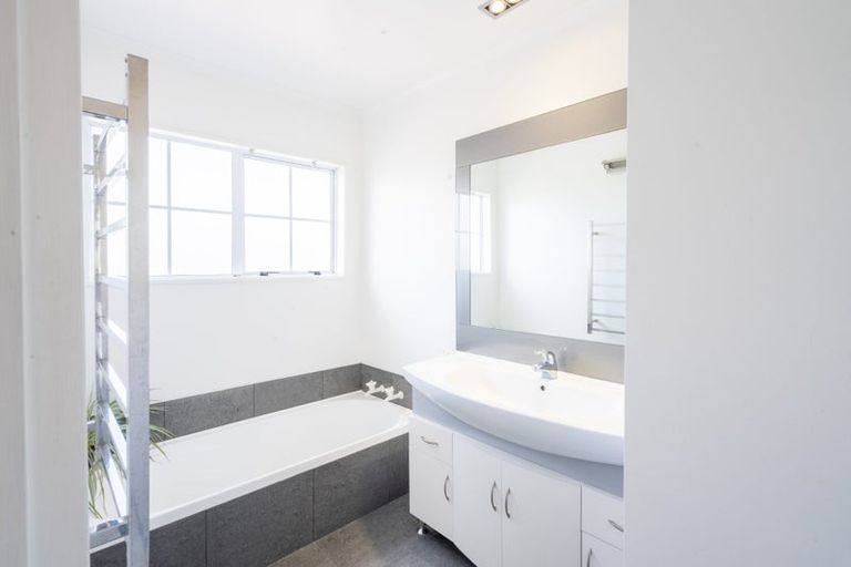 Photo of property in 2 Rosebank Avenue, Kelvin Grove, Palmerston North, 4414