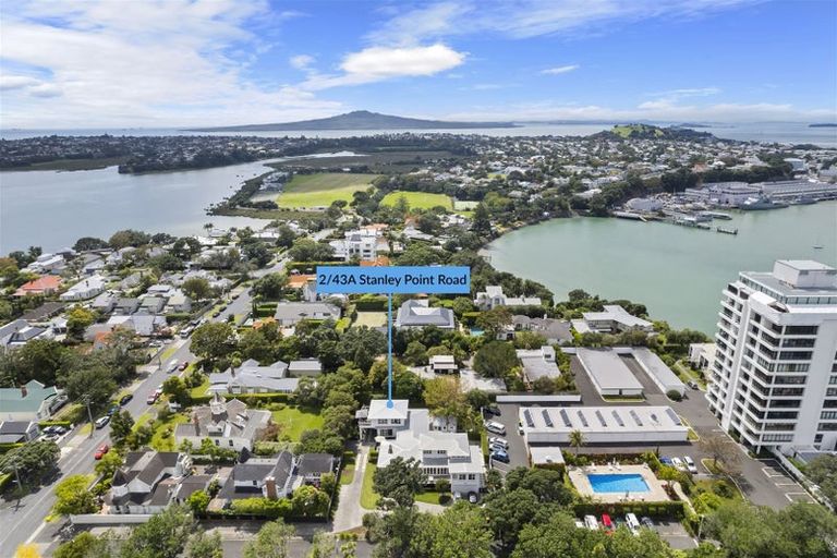 Photo of property in 2/43a Stanley Point Road, Stanley Point, Auckland, 0624