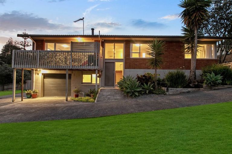 Photo of property in 19 Woodcote Drive, Glenfield, Auckland, 0629
