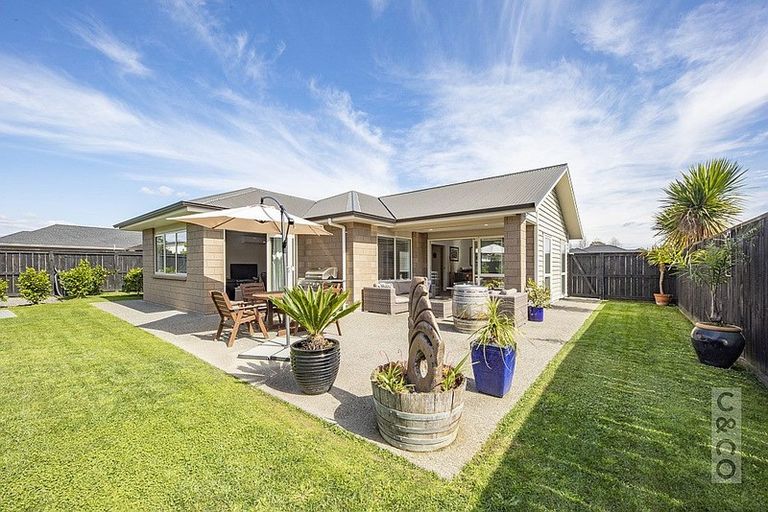 Photo of property in 8 Larmer Drive, Kumeu, 0810