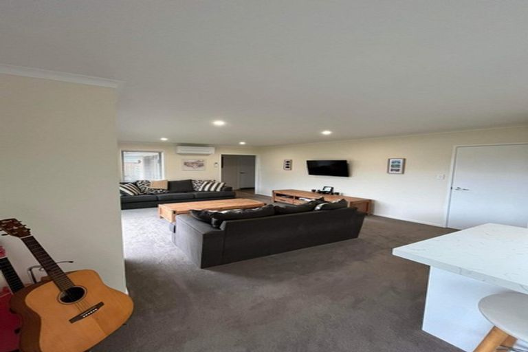 Photo of property in 15 Nukuroa Close, Waitara, 4320