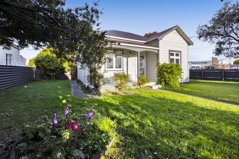 Photo of property in 2 Tawhiti Road, Hawera, 4610