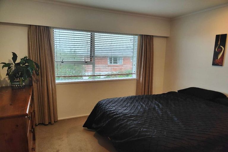 Photo of property in 2/2 Barker Rise, Northcross, Auckland, 0632