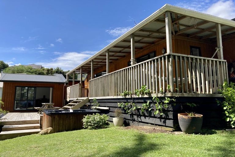 Photo of property in 49 Saunders Close, Whitby, Porirua, 5024