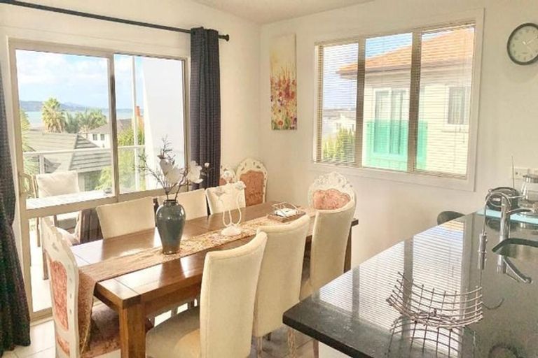 Photo of property in 8 Parani Court, Te Atatu Peninsula, Auckland, 0610