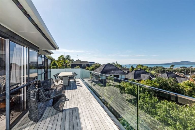 Photo of property in 2/11 Seaview Road, Castor Bay, Auckland, 0620