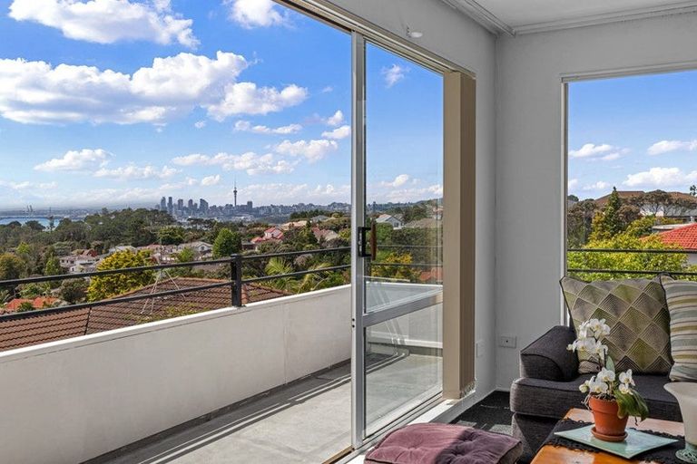 Photo of property in 28 Murano Place, Chatswood, Auckland, 0626