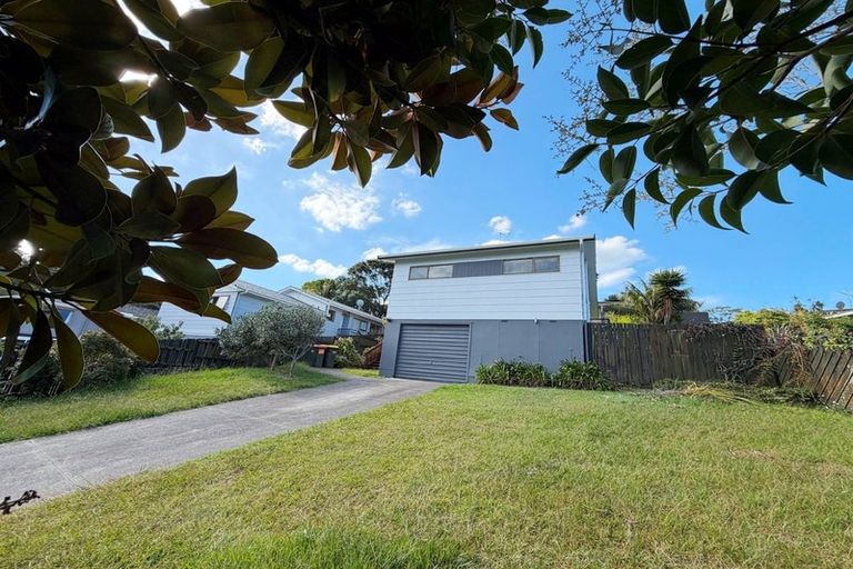 Photo of property in 13 Jenanne Place, Totara Vale, Auckland, 0629