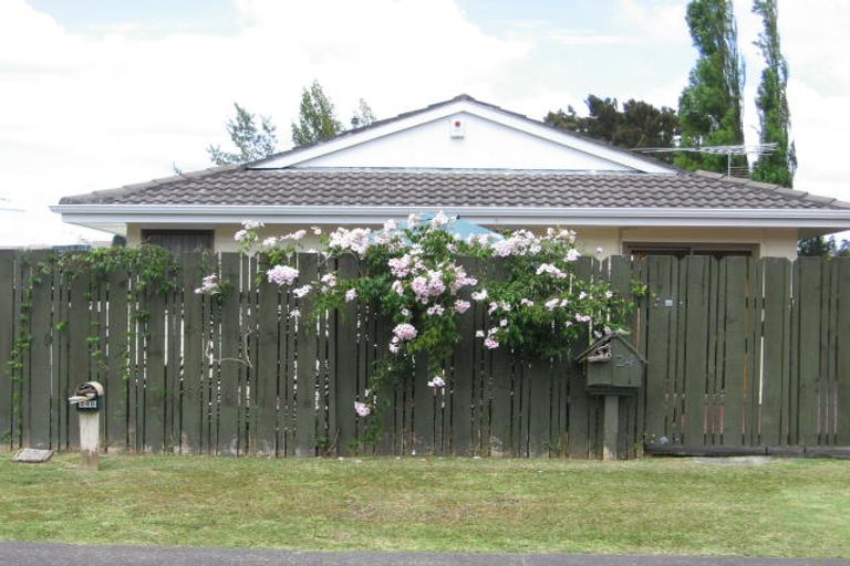 Photo of property in 2/24 Lambrown Drive, Totara Vale, Auckland, 0629