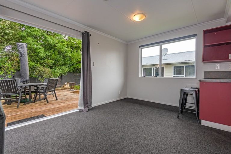 Photo of property in 32 Cumberland Place, Kelvin Grove, Palmerston North, 4414