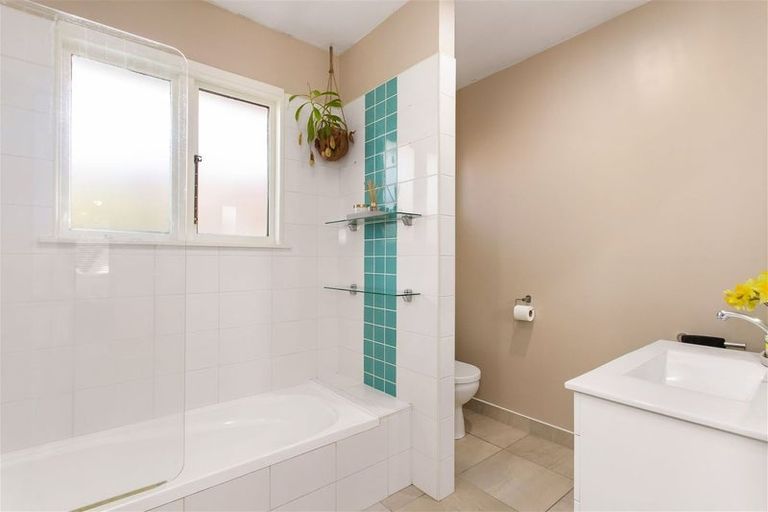 Photo of property in 28 Aorangi Road, Bryndwr, Christchurch, 8053