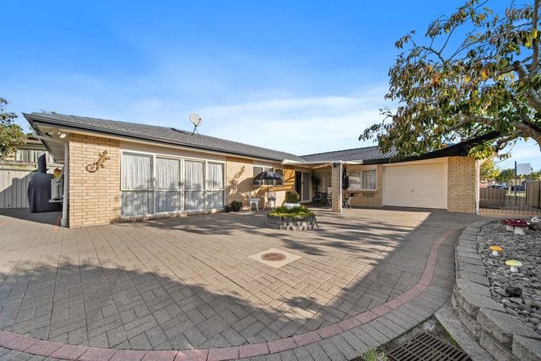 Photo of property in 17 Flora Place, Wattle Downs, Auckland, 2103