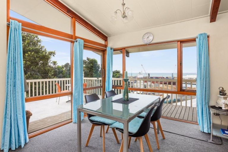 Photo of property in 2 Karaka Road, Bluff Hill, Napier, 4110