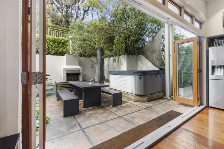 Photo of property in 43 Grove Road, Kelburn, Wellington, 6012