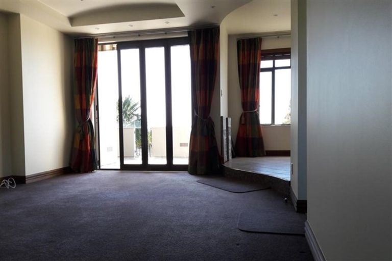 Photo of property in 19 Chivalry Road, Glenfield, Auckland, 0629