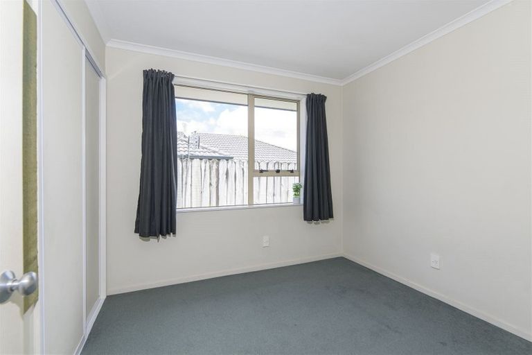 Photo of property in 8 Woodbank Drive, Glen Eden, Auckland, 0602