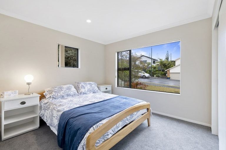 Photo of property in 21 Newbury Place, Schnapper Rock, Auckland, 0632