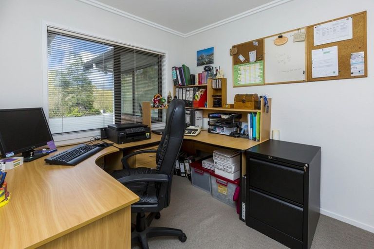 Photo of property in 22 Jade Crescent, Timberlea, Upper Hutt, 5018