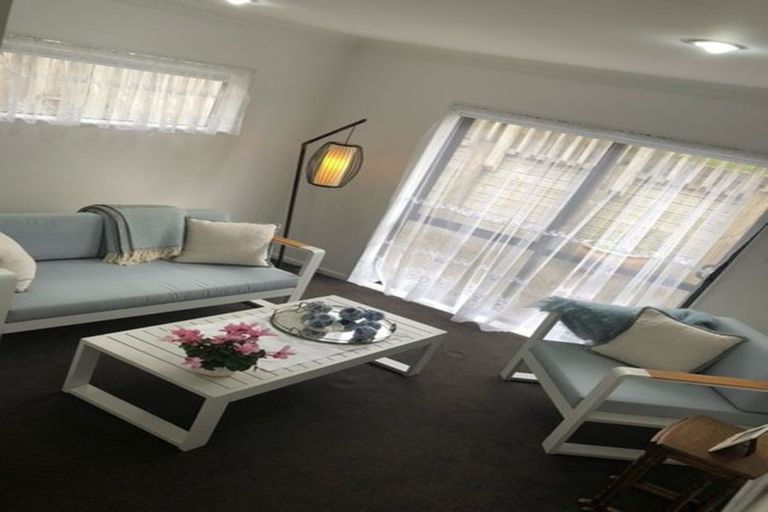 Photo of property in 43 Medallion Drive, Oteha, Auckland, 0632