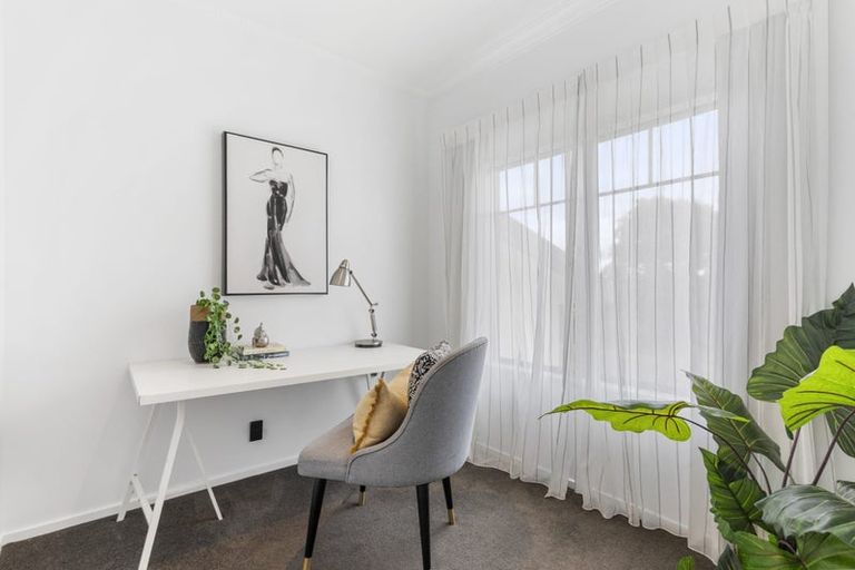 Photo of property in 30 Mandeville Place, Unsworth Heights, Auckland, 0632