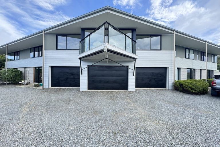 Photo of property in 16 Dungarvan Road, Newlands, Wellington, 6037