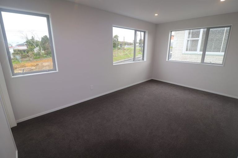 Photo of property in 2a Crystal Avenue, Te Atatu South, Auckland, 0602