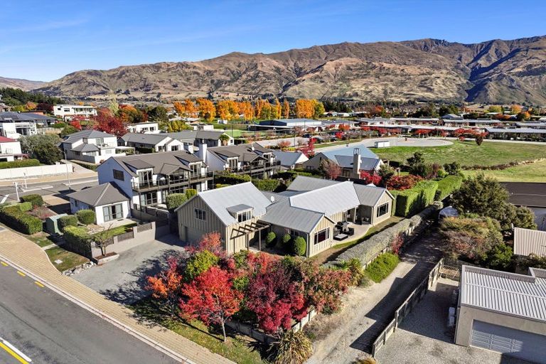 Photo of property in 100 Kings Drive, Wanaka, 9305
