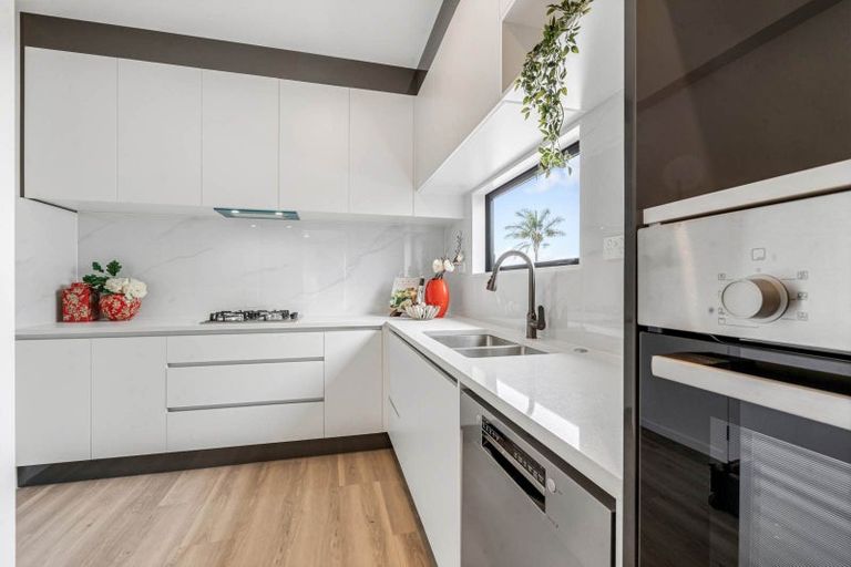 Photo of property in 2/24 Great South Road, Manurewa, Auckland, 2102