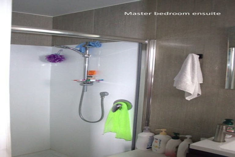 Photo of property in 7 Halloran Place, Massey, Auckland, 0614