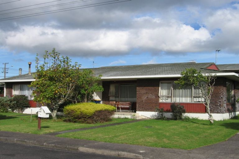 Photo of property in 2/2a Murray Road, Te Atatu Peninsula, Auckland, 0610