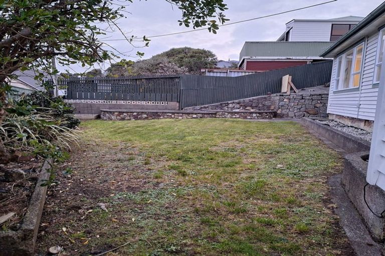 Photo of property in 18 Lyndfield Lane, Newlands, Wellington, 6037