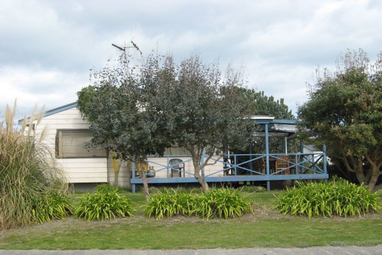Photo of property in 2 Sand Dune Grove, Waikawa Beach, Levin, 5573