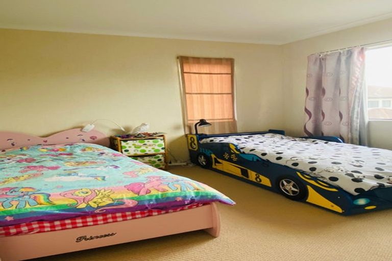 Photo of property in 26 Thornbury Crescent, East Tamaki Heights, Auckland, 2016