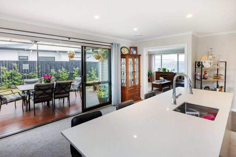 Photo of property in 71 Johnstone Drive, Fitzherbert, Palmerston North, 4410