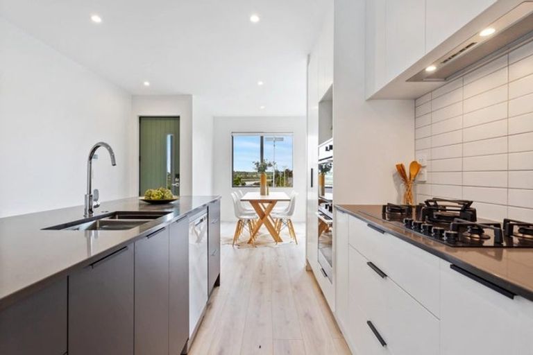 Photo of property in 15 Aquamarine Road, Rosehill, Papakura, 2113