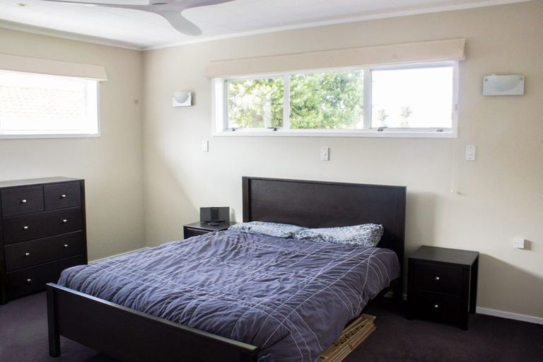Photo of property in 15 Taikata Road, Te Atatu Peninsula, Auckland, 0610